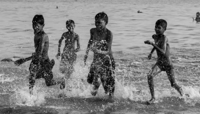 India: la più grande democrazia tra crescita economica e disuguaglianze sociali Nella foto di Viky Roy, bambini al fiume sullo sfondo dei grattacieli a Mumbai, metropoli dai due volti