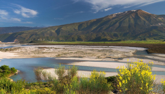 In Albania il primo parco fluviale nazionale selvaggio d’Europa. Il bacino del Vjosa è però già in pericolo Era nato da poco dalla collaborazione esemplare fra governo, comunità locali, esperti, star dello spettacolo, Ong e imprese. Ora riparte la mobilitazione