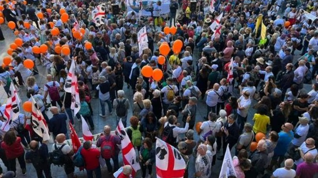 DOSSIER EOLICO Sempre più pale per catturare energia pulita. Ma si alza anche il vento della protesta In Sardegna la prima legge sulle aree idonee e una legge alternativa nata dal basso