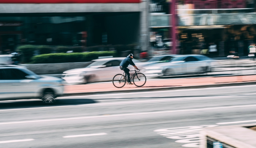 Obiettivo: mobilità urbana a emissioni zero. Migliorare si può. Bologna Città 30 riduce di un terzo l’inquinamento cittadino Un Osservatorio per la qualità dell’aria e gli strumenti dei medici dell’ISDE a supporto degli interventi 